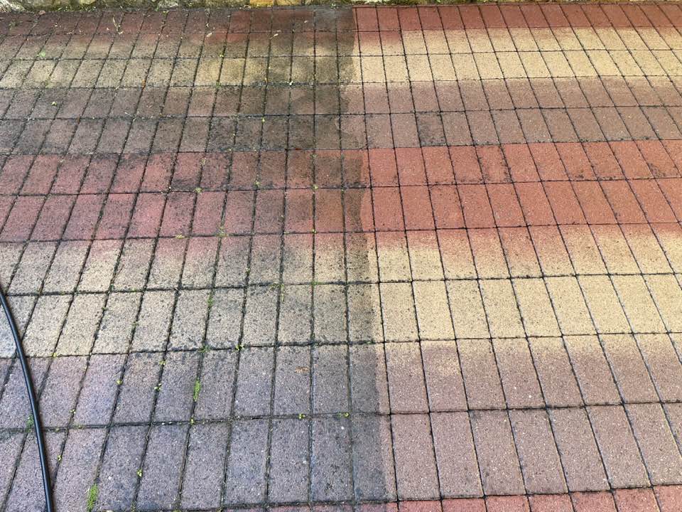 Kocsibeálló térkövének mosása a Balatonnál