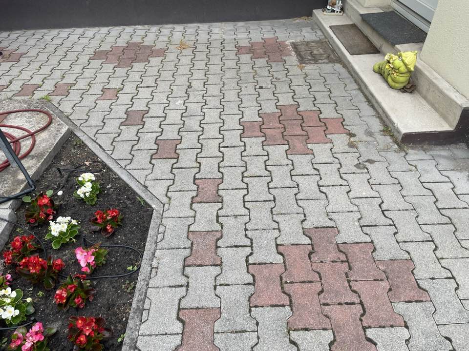 Térkőmosás munka közben egy balatoni telken