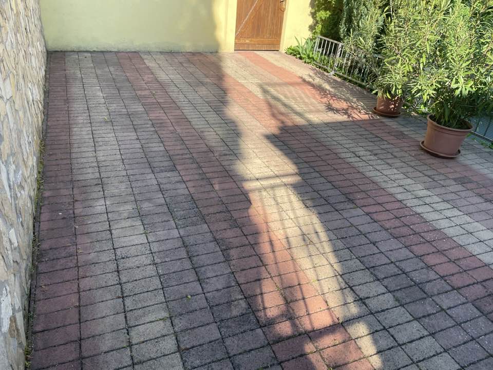 Nyaraló járdája a magasnyomású mosás után
